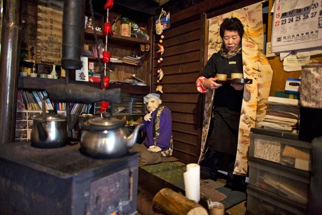 Почему в японской деревне живут 35 человек и 150 тряпичных чучел