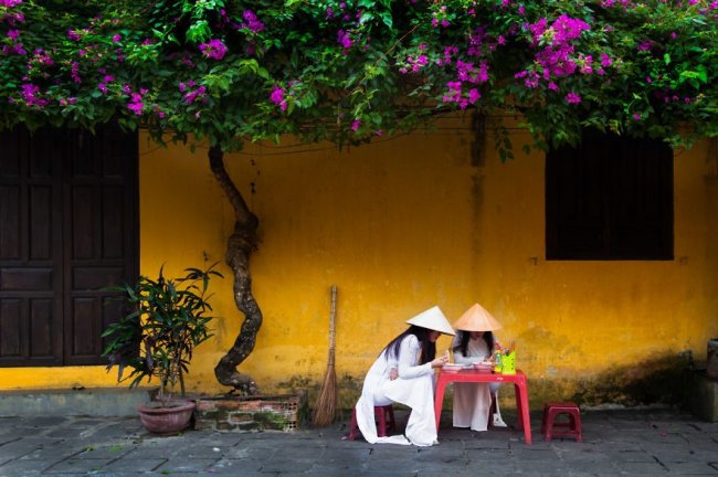 Вьетнамские женщины в традиционном костюме аозай