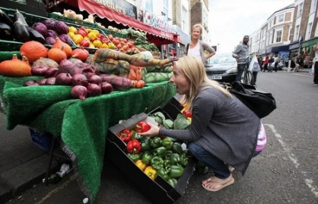 Непросто разглядеть разукрашенную девушку на прилавке с овощами (5 фото)