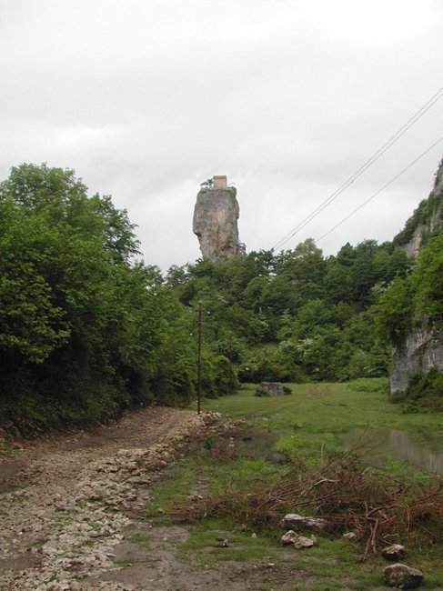 Столп Кацхи: церковь на неприступной скале в Грузии