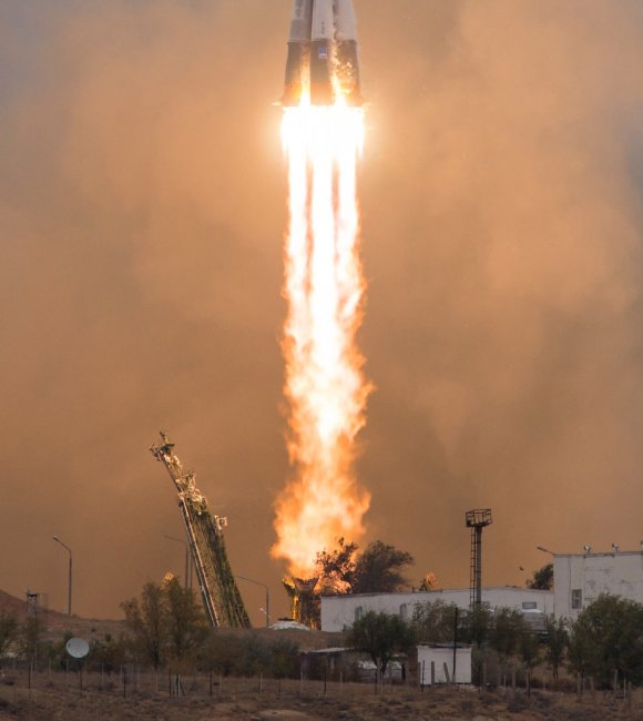 Старты российского космического корабля «Союз МС-02» и американского Антареса