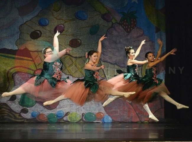 Ломая стереотипы: 15-летняя девушка с лишним весом мастерски исполняет балетные па
