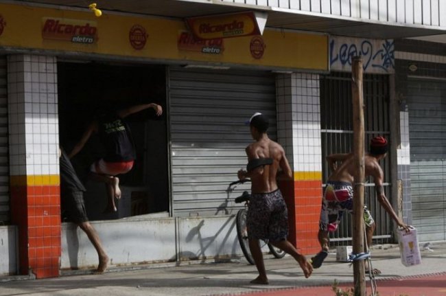 Забастовка полицейских в бразильском городе Витория (13 фото)