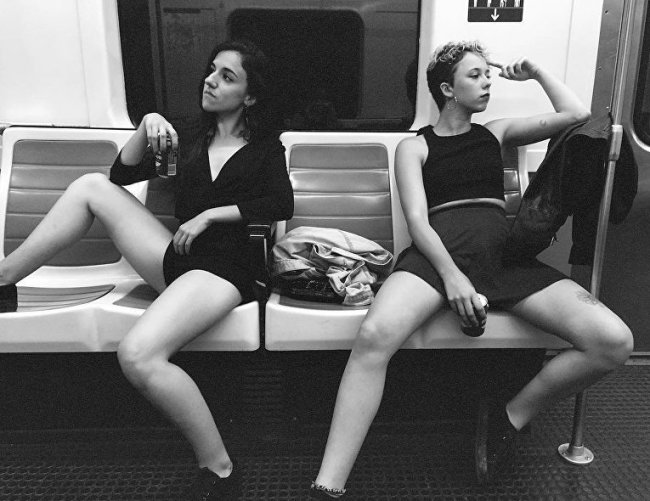 "Раздвинь ноги": новый флешмоб от раскрепощенных девушек покоряет соцсети (17 фото)