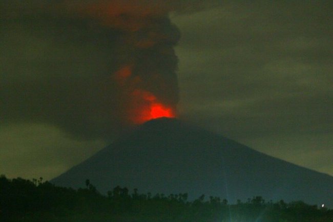 Впечатляющие кадры извержения вулкана на Бали