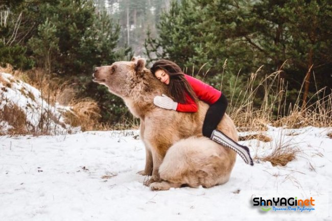 Австрийская гимнастка Стефани Миллингер в фотосессии с медведем