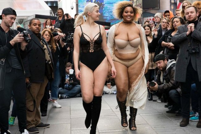 Полураздетые девушки прошлись по Таймс-сквер