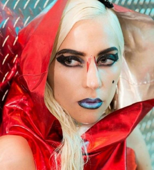 Леди Гага предстала в образе инопланетянки