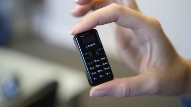 Миниатюрный мобильный телефон размером с батарейку