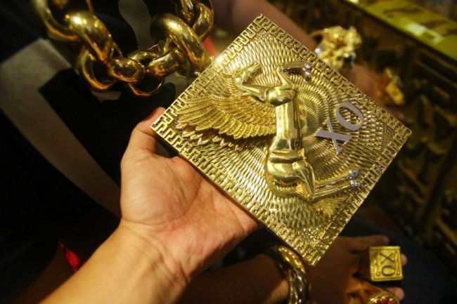 «На удачу»: вьетнамец носит на себе 13 кг золота